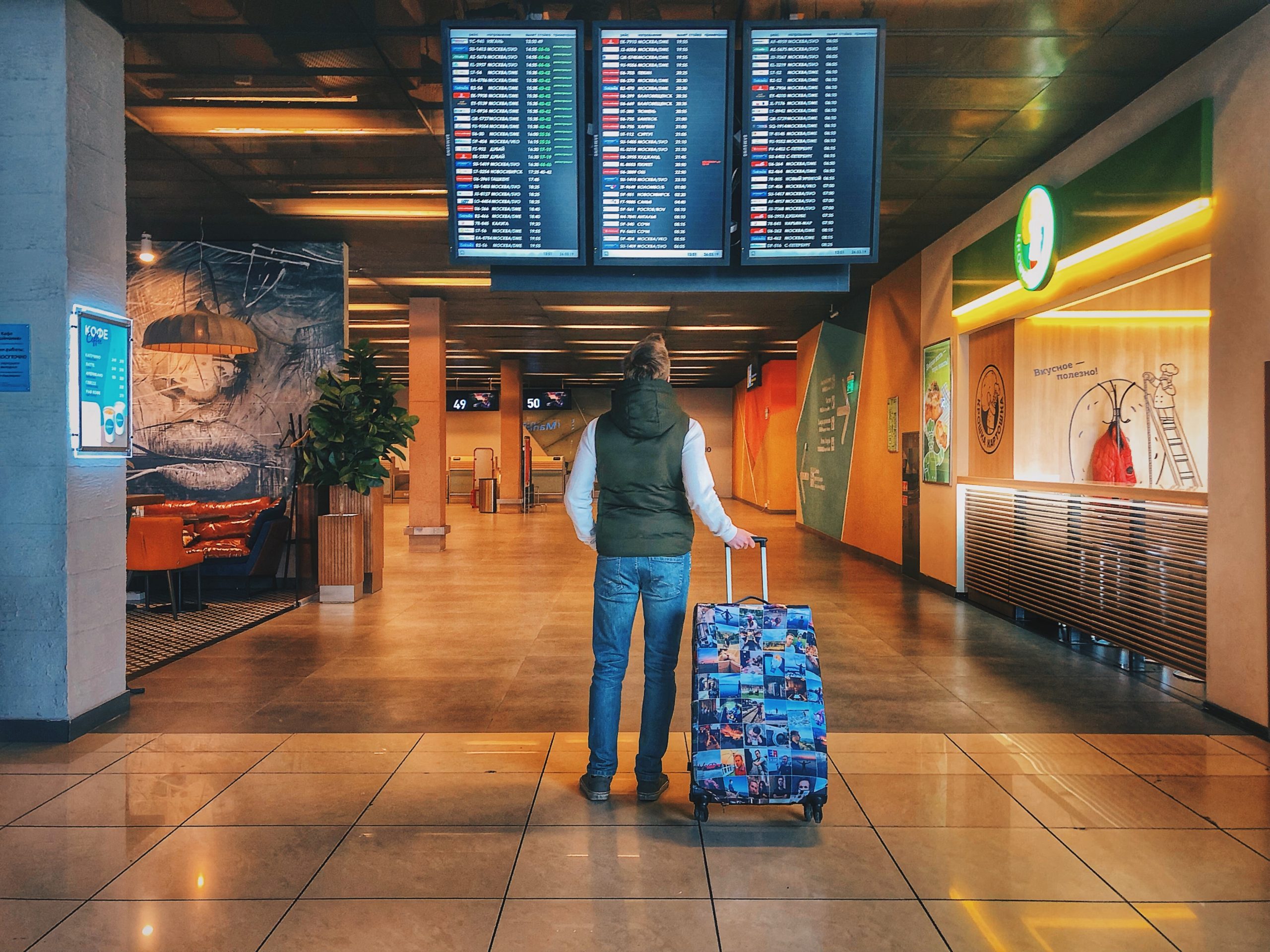 What Should You Display on an Airport Digital Signage Screen? 2 Airport advertising digital signage